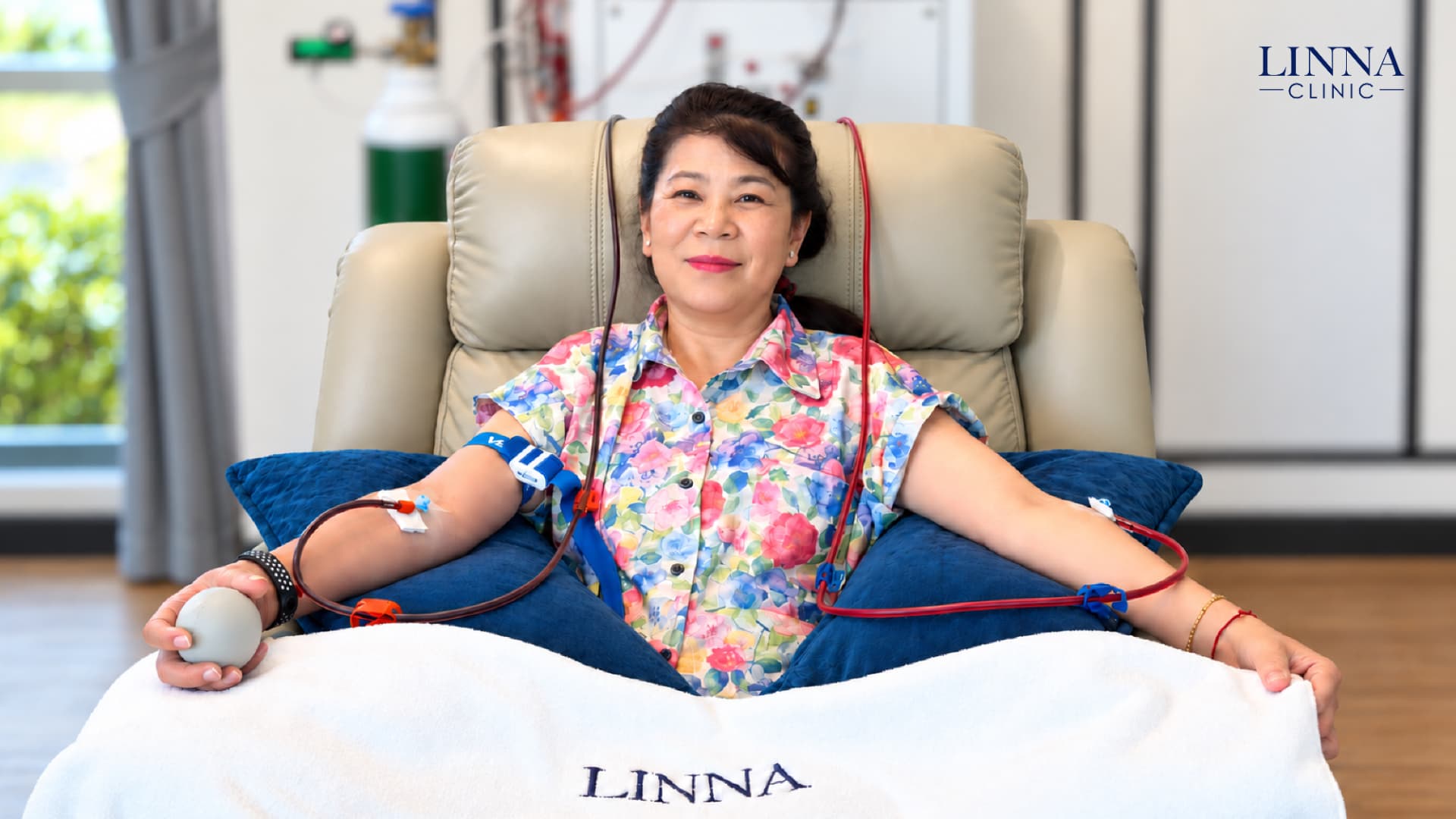 Patient receiving a physician-supervised EBOO session at LINNA Clinic Bangkok