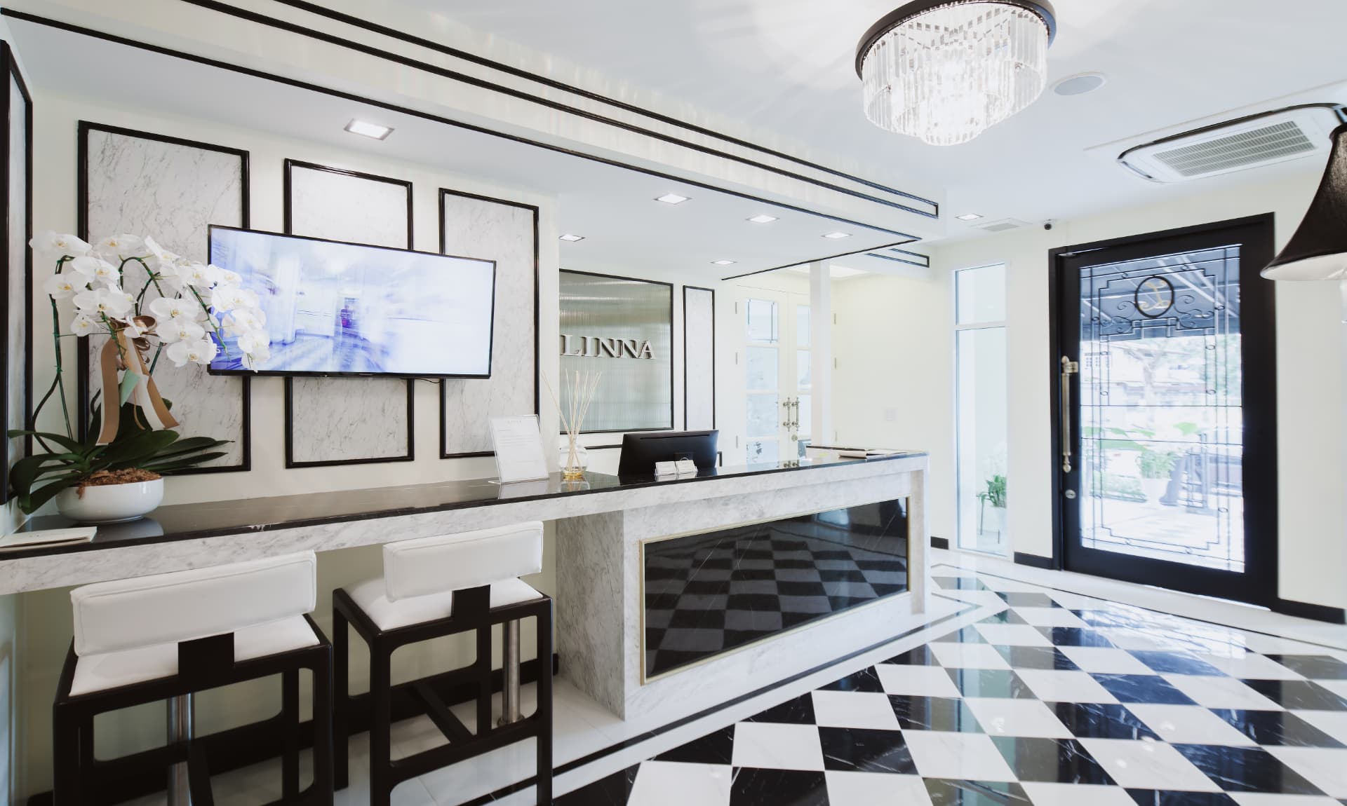 Reception area at LINNA Clinic Bangkok, where DFPP Plasmapheresis appointments begin